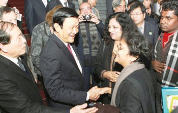 State President Truong Tan Sang (2nd from L) meets international poets at the first Asia-Pacific Poetry Festival in Hanoi. (Photo: Sggp) State President Truong Tan Sang (2nd from L) meets international poets at the first Asia-Pacific Poetry Festival in Hanoi. (Photo: Sggp)