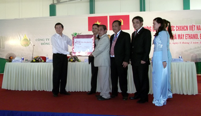 State President Truong Tan Sang ( 1st,L) visits Dai Tan ethanol plant in Quang Nam province State President Truong Tan Sang ( 1st,L) visits Dai Tan ethanol plant in Quang Nam province