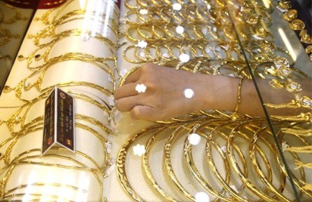 Gold inches up as global price jumps ảnh 1 Gold inches up as global price jumps ảnh 1