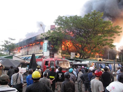 People watch hopelessly the huge fire which broke out in Quang Ngai Market in Quang Ngai city People watch hopelessly the huge fire which broke out in Quang Ngai Market in Quang Ngai city