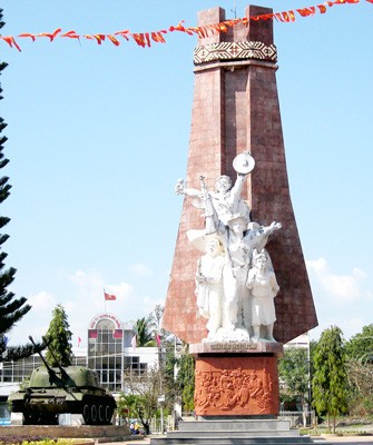 The monument dedicated to the victory of Dak To-Tan Canh (Photo: SGGP) The monument dedicated to the victory of Dak To-Tan Canh (Photo: SGGP)