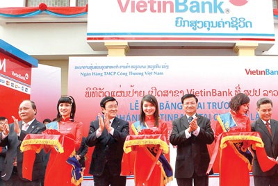 Vietnamese President Truong Tan Sang (3rd, L) launches a branch for the Vietnam Joint Stock Bank for Industry and Trade (VietinBank) in Vientiane Feb. 9, 2012 Vietnamese President Truong Tan Sang (3rd, L) launches a branch for the Vietnam Joint Stock Bank for Industry and Trade (VietinBank) in Vientiane Feb. 9, 2012