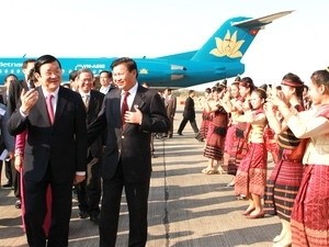 Vietnamese President Truong Tan Sang (!st, L) at Pakse Airport (Photo: Vietnam News Agency) Vietnamese President Truong Tan Sang (!st, L) at Pakse Airport (Photo: Vietnam News Agency)