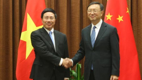 Vietnamese Foreign Minister Pham Binh Minh (L) and his Chinese counterpart Yang Jiechi Vietnamese Foreign Minister Pham Binh Minh (L) and his Chinese counterpart Yang Jiechi