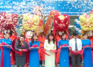 Asia Commercial Bank launches a new transaction office on Pham Ngoc Thach Street in Ho Chi Minh City’s District 3 on Feb. 15, 2012 Asia Commercial Bank launches a new transaction office on Pham Ngoc Thach Street in Ho Chi Minh City’s District 3 on Feb. 15, 2012