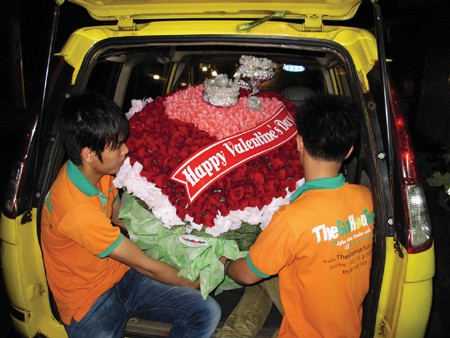 The floral basket transported in a sedan car to Nhon Trach District The floral basket transported in a sedan car to Nhon Trach District