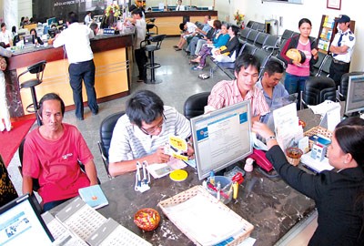 Businesses will have more chances to revive their operations after banks lower lending interest rates. (Photo: SGGP) Businesses will have more chances to revive their operations after banks lower lending interest rates. (Photo: SGGP)