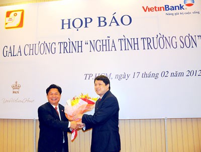 Tran The Tuyen, SGGP Editor-in-Chief (L) offers flowers to Nguyen Van Du, a representative from Vietinbank, main sponsor of the charity programme (Photo:SGGP) Tran The Tuyen, SGGP Editor-in-Chief (L) offers flowers to Nguyen Van Du, a representative from Vietinbank, main sponsor of the charity programme (Photo:SGGP)