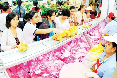 Consumers buy price stabilised goods in Cong Quynh Co-op Mart. (Photo: Sggp) Consumers buy price stabilised goods in Cong Quynh Co-op Mart. (Photo: Sggp)