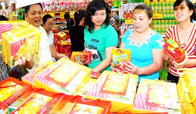 Shoppers at a Vissan grocery store. (Photo: Sggp) Shoppers at a Vissan grocery store. (Photo: Sggp)