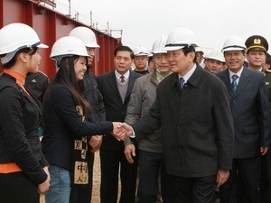President Truong Tan Sang meets with staff of Nghi Son Thermo-electric power plant No.1. Photo: VNA President Truong Tan Sang meets with staff of Nghi Son Thermo-electric power plant No.1. Photo: VNA