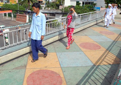 Few people use the flyover to cross No Trang Long Street in Binh Thanh District of HCMC (Photo: SGGP) Few people use the flyover to cross No Trang Long Street in Binh Thanh District of HCMC (Photo: SGGP)