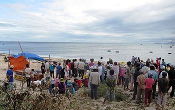 Local residents await missing fishermen in central region (Photo: Thanh Nien) Local residents await missing fishermen in central region (Photo: Thanh Nien)
