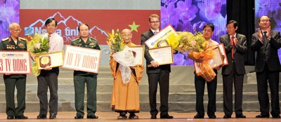 Nguyen Thien Nhan, Deputy Prime Minister (Ext. R) and Nguyen Tan Phong, Deputy Editor-in-Chief of SGGP (2nd, R) welcomed donors with bouquets of flowers (Photo:SGGP) Nguyen Thien Nhan, Deputy Prime Minister (Ext. R) and Nguyen Tan Phong, Deputy Editor-in-Chief of SGGP (2nd, R) welcomed donors with bouquets of flowers (Photo:SGGP)