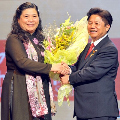 Tong Thi Phong (L), Vice Chairwoman of the National Assembly offers flowers to Tran The Tuyen, Editor-in-Chief of SGGP (Photo:SGGP) Tong Thi Phong (L), Vice Chairwoman of the National Assembly offers flowers to Tran The Tuyen, Editor-in-Chief of SGGP (Photo:SGGP)