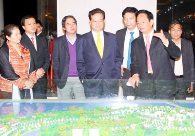 Prime Minister Nguyen Tan Dung ( 4th, L) is introduced the project of tourism area in Tuan Chau, Quang Ninh (Photo: SGGP) Prime Minister Nguyen Tan Dung ( 4th, L) is introduced the project of tourism area in Tuan Chau, Quang Ninh (Photo: SGGP)