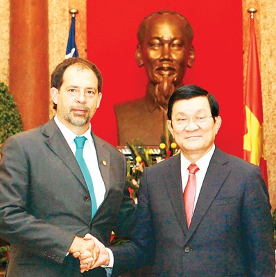President Truong Tan Sang (R) meets with the visiting Chilean Senate President Guido Girardin Lavin in Hanoi on Feb. 28 President Truong Tan Sang (R) meets with the visiting Chilean Senate President Guido Girardin Lavin in Hanoi on Feb. 28