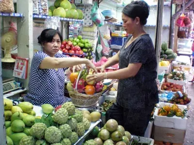 Khách hàng mua trái cây cúng thần tài đầu năm tại chợ Bàn Cờ Khách hàng mua trái cây cúng thần tài đầu năm tại chợ Bàn Cờ