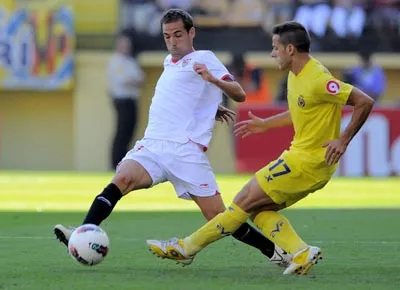 Fernando Navarro (trái, Sevilla) cố ngăn pha chuyền bóng của Javier Camunas (Villarreal) Fernando Navarro (trái, Sevilla) cố ngăn pha chuyền bóng của Javier Camunas (Villarreal)