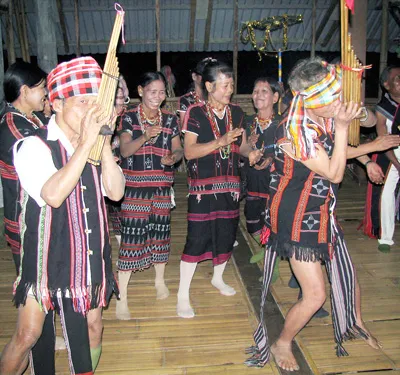 Khèn bè không thể thiếu trong các lễ hội của người vùng cao. Khèn bè không thể thiếu trong các lễ hội của người vùng cao.