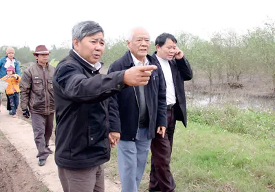 Đoàn công tác của Hội Nghề cá Việt Nam về thị sát hiện trạng khu đầm gia đình ông Vươn vào ngày 8-2. Ảnh: Văn Phúc Đoàn công tác của Hội Nghề cá Việt Nam về thị sát hiện trạng khu đầm gia đình ông Vươn vào ngày 8-2. Ảnh: Văn Phúc