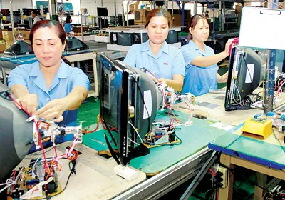 Sản xuất ti vi tại Công ty VTB chiều 8-2. Ảnh: CAO THĂNG Sản xuất ti vi tại Công ty VTB chiều 8-2. Ảnh: CAO THĂNG