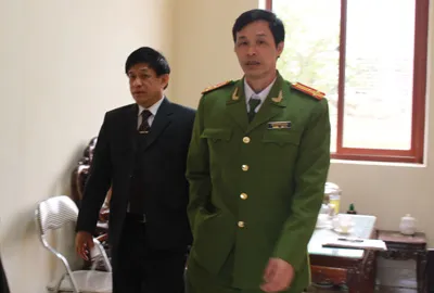 Cán bộ Cơ quan Cảnh sát Điều tra làm việc với ông Hiền Cán bộ Cơ quan Cảnh sát Điều tra làm việc với ông Hiền