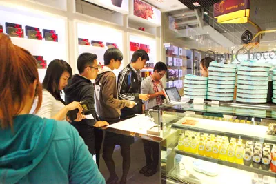 Xếp hàng chờ mua socola ở một cửa hàng trên đường Nguyễn Trãi quận 1 Xếp hàng chờ mua socola ở một cửa hàng trên đường Nguyễn Trãi quận 1