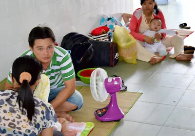Hiện nay bệnh nhi còn nằm chờ ở hành lang do nhiều bệnh viện ở TPHCM quá tải. Ảnh: Trương Ngọc Hiện nay bệnh nhi còn nằm chờ ở hành lang do nhiều bệnh viện ở TPHCM quá tải. Ảnh: Trương Ngọc