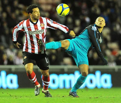 Kieran Richardson (trái, Sunderland) vượt qua Alex Oxlade-Chamberlain của Arsenal.