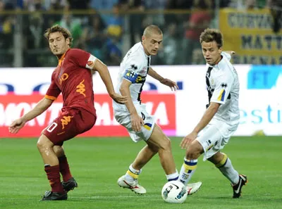 Francesco Totti (trái, AS Roma) tranh bóng trước 2 cầu thủ Parma ở lượt đi Francesco Totti (trái, AS Roma) tranh bóng trước 2 cầu thủ Parma ở lượt đi