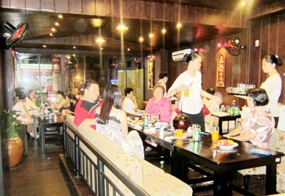 Rất đông thực khách đánh giá cao về kỹ thuật nấu ăn và phong cách phục vụ tại quán Cơm Tấm Ghiền. Rất đông thực khách đánh giá cao về kỹ thuật nấu ăn và phong cách phục vụ tại quán Cơm Tấm Ghiền.