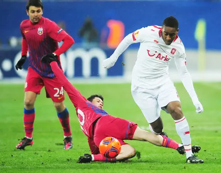 Leroy Fer (phải, FC Twente) vượt qua Cristian Tanase (Steaua Bucuresti ) ở trận lượt đi