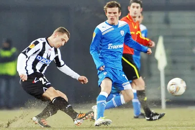 Almen Abdi (Udinese, trái) tung cú sút bật xà ngang PAOK