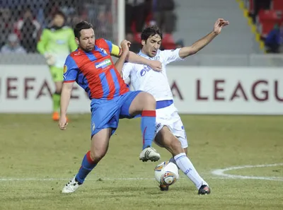 Raul (phải, Schalke) tranh bóng cùng Pavel Horvath (Viktoria Plzen) trong trận lượt đi.