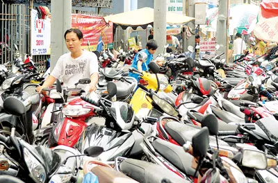 Lập lại trật tự lòng lề đường tại TPHCM - Chủ trương đúng, thực hiện không nghiêm