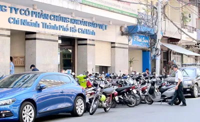 Lấn chiếm hết vỉa hè để giữ xe trên đường Nguyễn Công Trứ, quận 1. Lấn chiếm hết vỉa hè để giữ xe trên đường Nguyễn Công Trứ, quận 1.