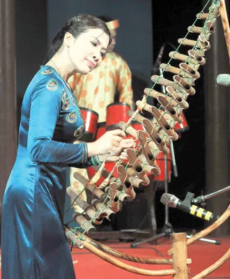 Tiết mục Tây Nguyên chào mặt trời - độc tấu đàn T’rưng - loại đàn của dân tộc Bahna. Tiết mục Tây Nguyên chào mặt trời - độc tấu đàn T’rưng - loại đàn của dân tộc Bahna.