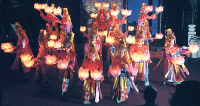 Múa cung đình Lục cúng hoa đăng là một trong 11 điệu múa cung đình Huế. Múa cung đình Lục cúng hoa đăng là một trong 11 điệu múa cung đình Huế.