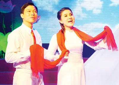 Diễn viên Ngọc Quyền (phải) với vai Nguyễn Thị Minh Khai và Nguyễn Thanh Nhường vai Lê Hồng Phong trong trích đoạn “Sáng mãi niềm tin”. Diễn viên Ngọc Quyền (phải) với vai Nguyễn Thị Minh Khai và Nguyễn Thanh Nhường vai Lê Hồng Phong trong trích đoạn “Sáng mãi niềm tin”.