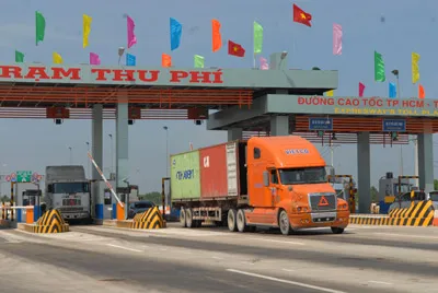 Không nên phân biệt mức thu phí đối với xe chở hàng bằng container Không nên phân biệt mức thu phí đối với xe chở hàng bằng container