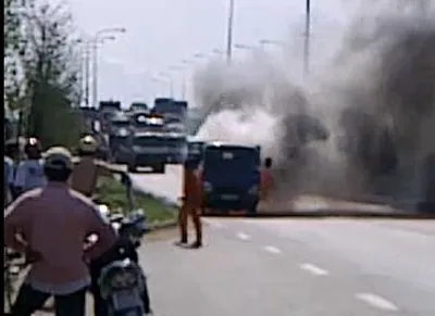 Xe tải đang lưu thông bốc cháy dữ dội ảnh 2 Xe tải đang lưu thông bốc cháy dữ dội ảnh 2