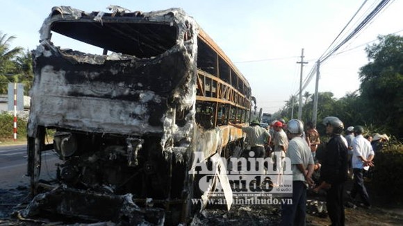 The entire vehicle was completely charred within a short time (Photo: An ninh Thu Do) The entire vehicle was completely charred within a short time (Photo: An ninh Thu Do)