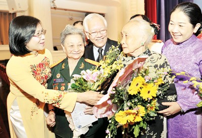 Le Hoang Quan (C), Chairman of the HCMC People’s Committee; Nguyen Thi Thu Ha, Party Central Committee member and Deputy Secretary of the HCMC Party Committee (L ) offer flowers to Vietnamese Heroic Mothers on International Women’s Day. (Photo: Sggp) Le Hoang Quan (C), Chairman of the HCMC People’s Committee; Nguyen Thi Thu Ha, Party Central Committee member and Deputy Secretary of the HCMC Party Committee (L ) offer flowers to Vietnamese Heroic Mothers on International Women’s Day. (Photo: Sggp)