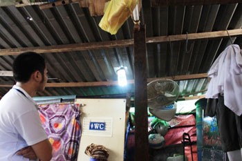 A solar light made out of a plastic bottle in District 4, HCMC (Photo: bee.net)