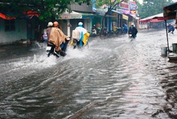 A heavy downpour caused flooding on several streets in Ho Chi Minh City on March 21 (Photo: NLD)