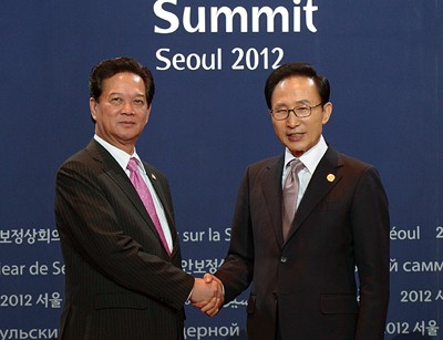 Korean Lee Myung Bak welcomed PM Nguyễn Tấn Dũng , Seoul, March 27, 2012 – Photo: VGP Korean Lee Myung Bak welcomed PM Nguyễn Tấn Dũng , Seoul, March 27, 2012 – Photo: VGP
