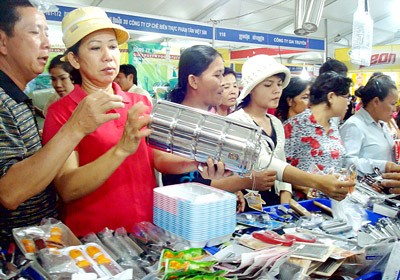 Cambodian customers buying Vietnamese products at the ‘Ho Chi Minh City Expo 2012’