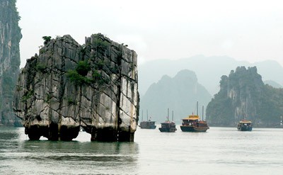 View of Ha Long Bay- a new world natural wonder (Photo:SGGP) View of Ha Long Bay- a new world natural wonder (Photo:SGGP)