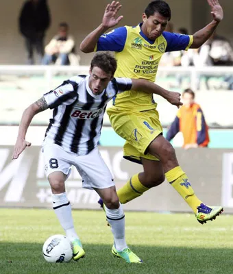 Tiền vệ Juventus Claudio Marchisio (trái) đi bóng qua Rinaldo Cruzado (Chievo). Tiền vệ Juventus Claudio Marchisio (trái) đi bóng qua Rinaldo Cruzado (Chievo).